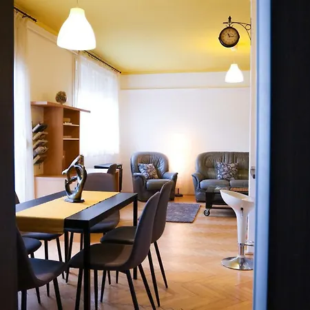 Palace - Minaret, Διαμέρισμα Έγκερ